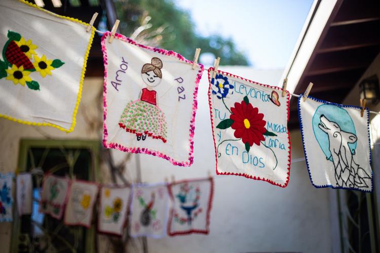 Voluntarios de Tucsón ayudan a migrantes en Nogales a bordar servilletas  para vender