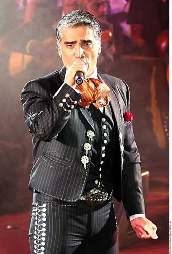 Trae Alejandro Fernández 'Dos Mundos' al Viejo Pueblo   