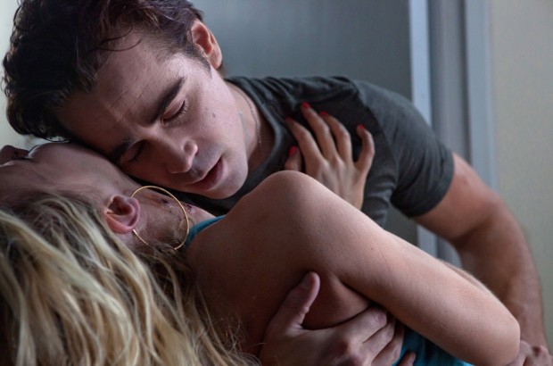 'Fright Night' revives vampire fun   
