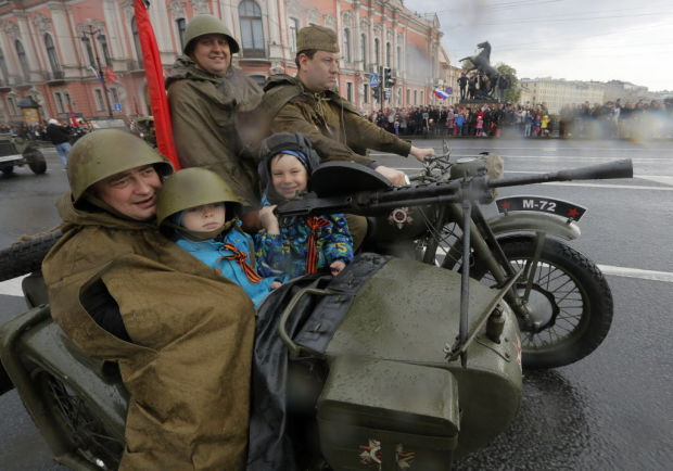 Russians, Ukrainians celebrate Victory Day Over Nazis