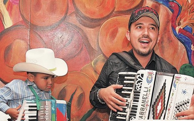 Llega Fidel Rueda a Las Cazuelitas  