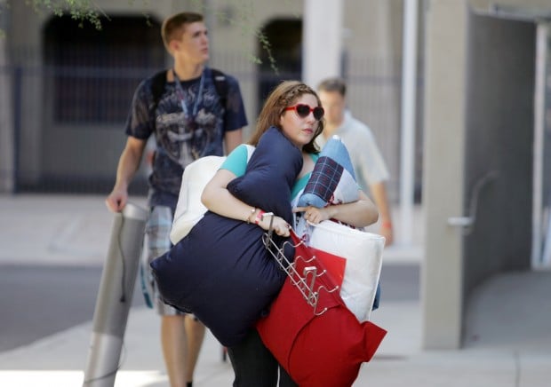 UA freshmen move into dorms