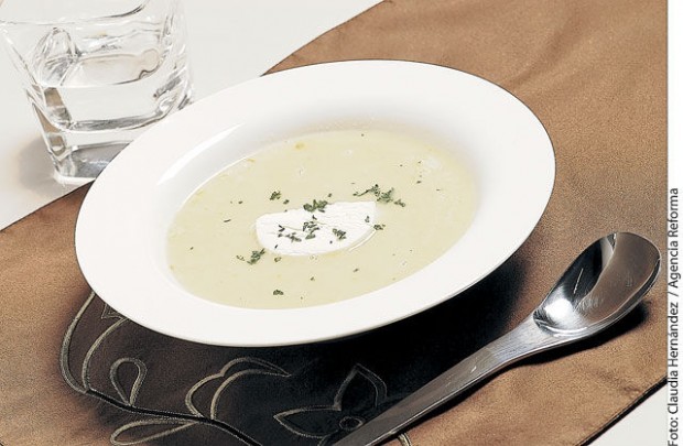 Sopa de manzana y almendras  