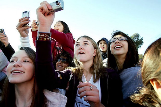 Jonas Brothers mini-concert draws hundreds of Tucson fans  