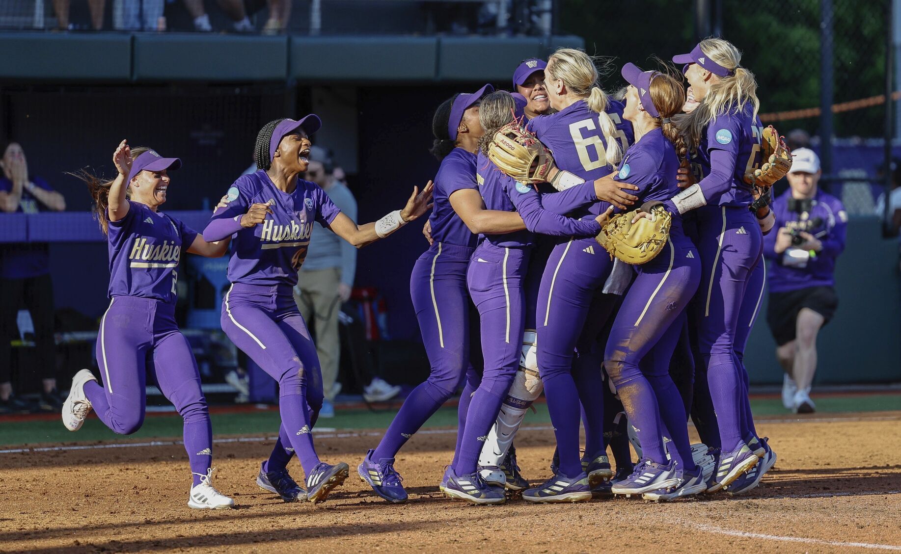 Oklahoma Softball Takes Division I Record 48-game Win Streak Into WCWS