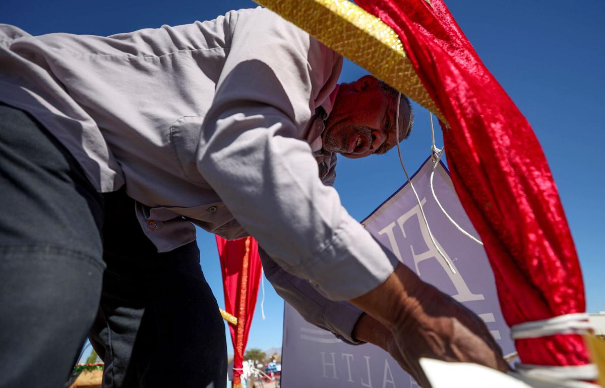 Photos Tucson Rodeo Parade participants decorate their floats