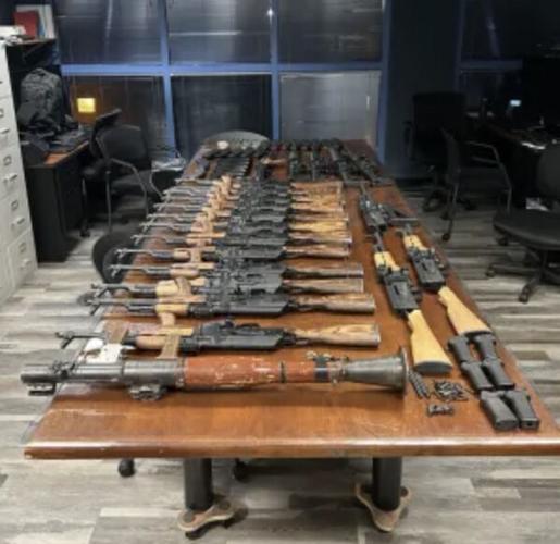 Feds: �����Թ� woman tried to weapons into Mexico