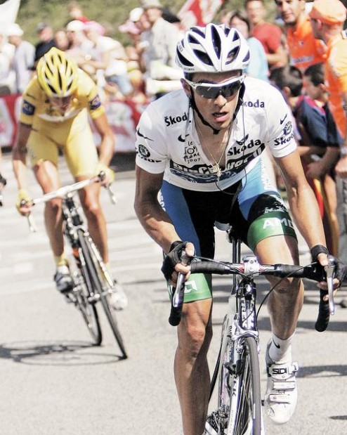 Dane clasps lead amid doping talk  