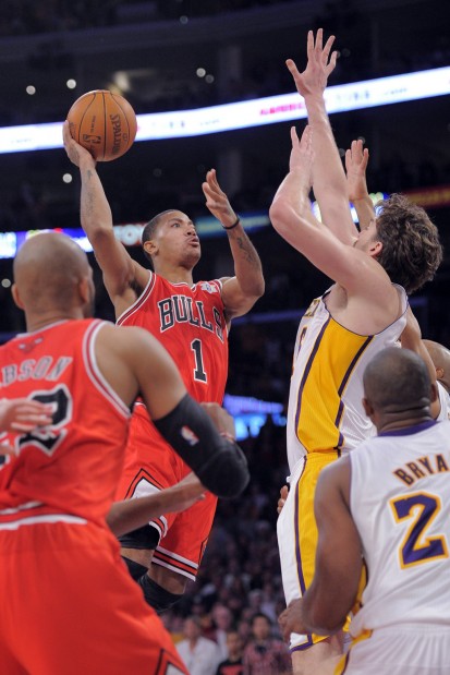 Derrick Rose drives Bulls to season-opening 88-87 victory over