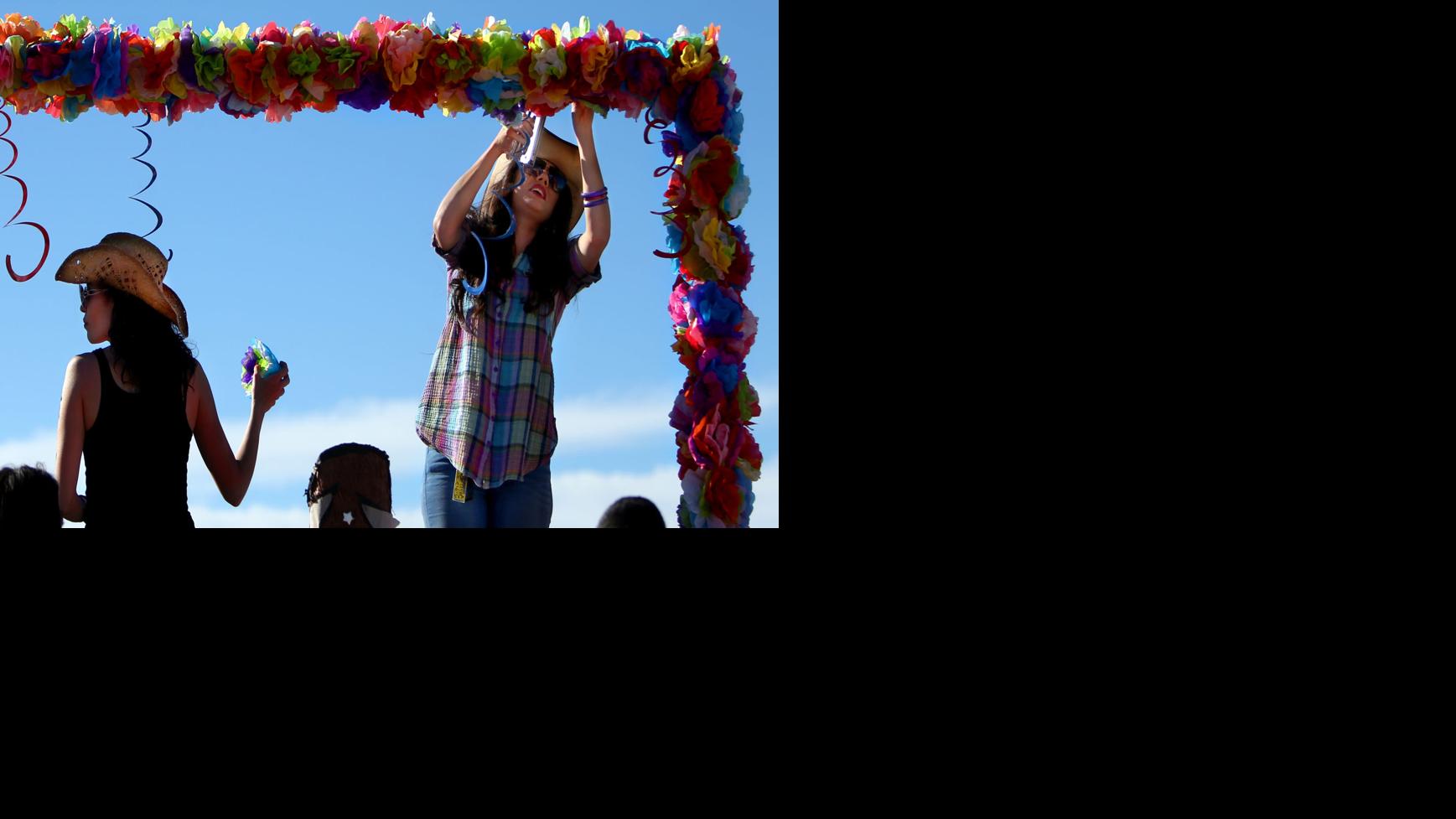 Photos 2017 Rodeo Parade float prep Photography