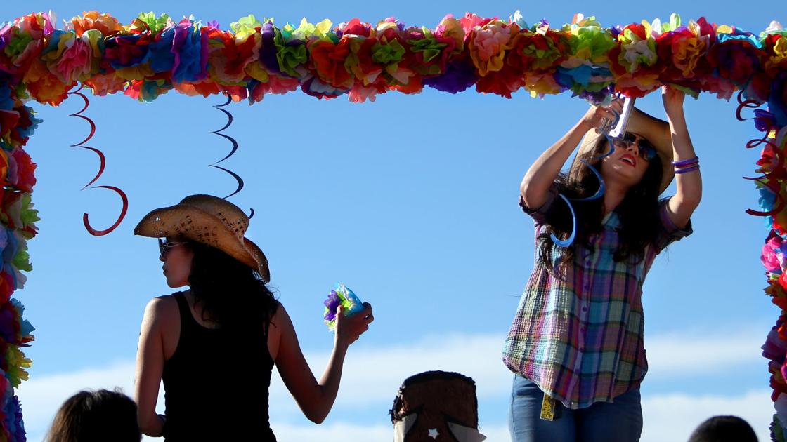 Photos: 2017 Rodeo Parade float prep
