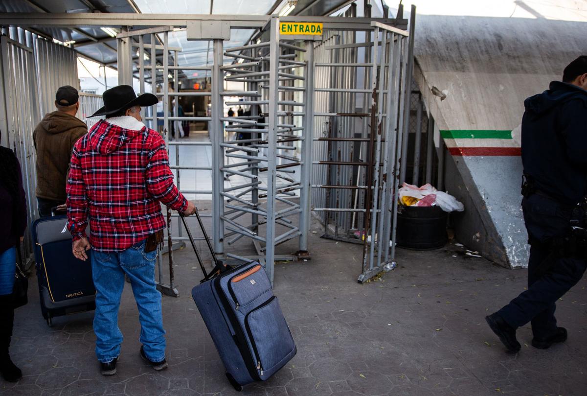 Migrant crossers in Nogales