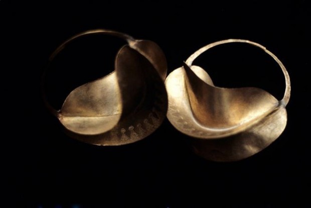 Jewelry maker has the world on a string   