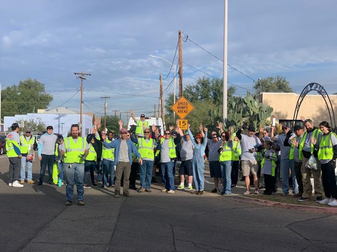 Plantan árboles alrededor de escuela Davis