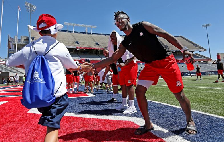 Arizona Wildcats run drills with kids