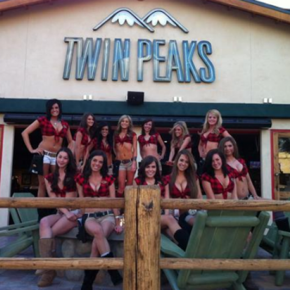 Twin peaks restaurant girls