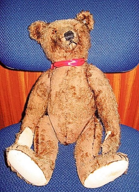 Rogue guard dog at museum tears head off Elvis' teddy bear