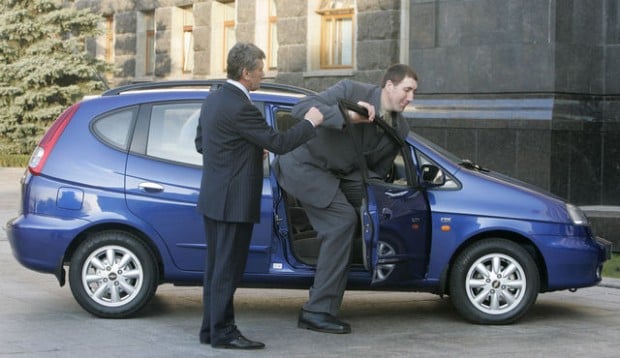 World's tallest man struggles to fit in (with video)  