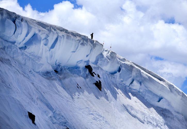 Snow cornice