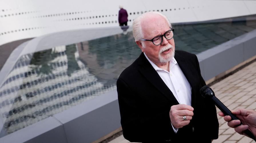 Former Rep. Gabby Giffords lauded in visit to House floor