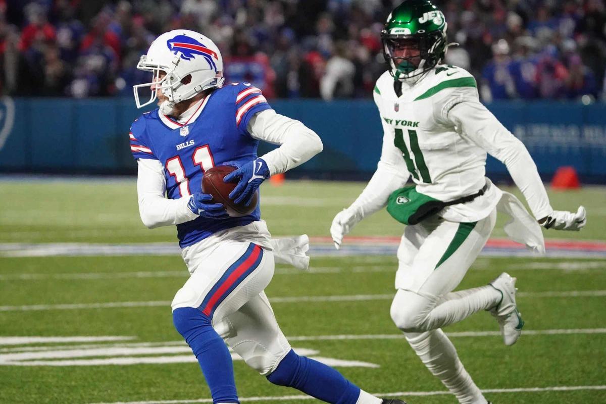 Beasley turns downfield (copy)