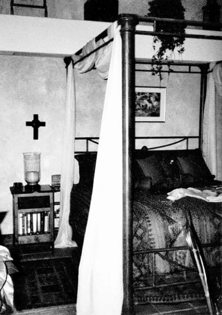 Jewels, cash? Not for these thieves — a canopy bed!  