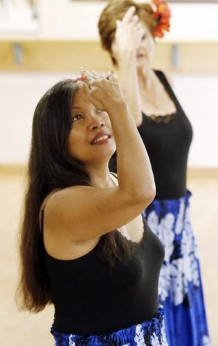 Hula Sisters bring gentle island flavor to the desert    