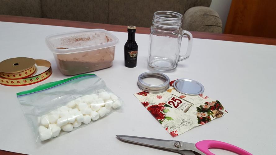 DIY drink in a jar hot cocoa and Baileys 1