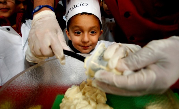 Neighbors: Roaming Chef program cooks up healthy eating in Flowing Wells   