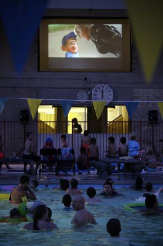 Hundreds 'dive in' at Y movie event    