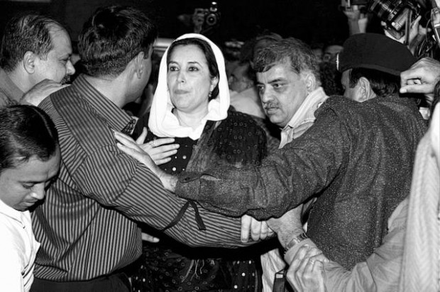 Bhutto detained to prevent march  