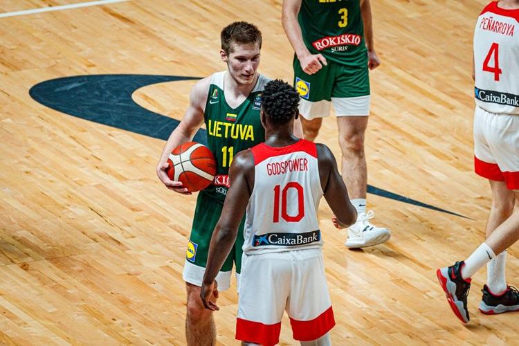 Azuolas Tubelis vs Spain