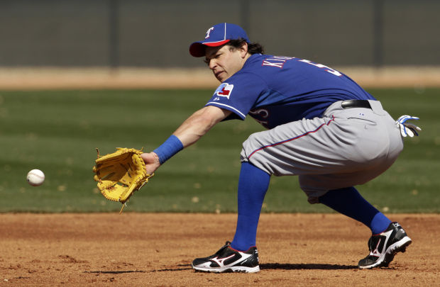 Photo: Rangers second baseman Ian Kinsler tags out St. Louis