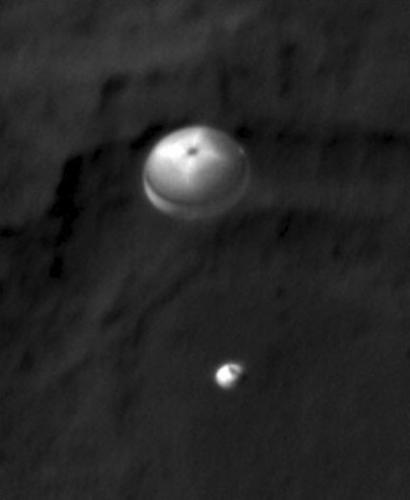 UA-run HiRISE camera snaps parachuting rover of Mars rover as it lands    