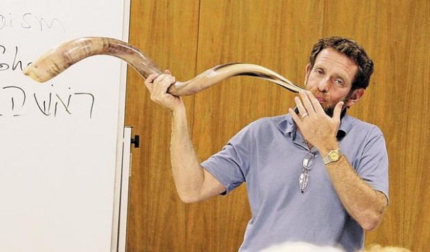 Free classes teach Judaism 101 to all  