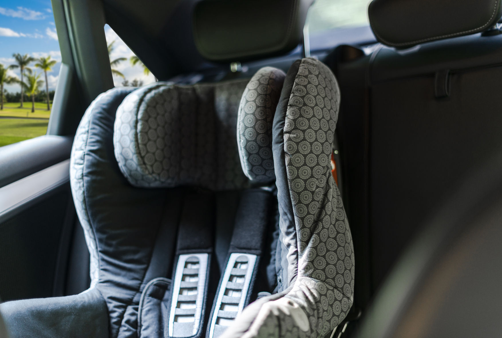 Places that give free car outlet seats