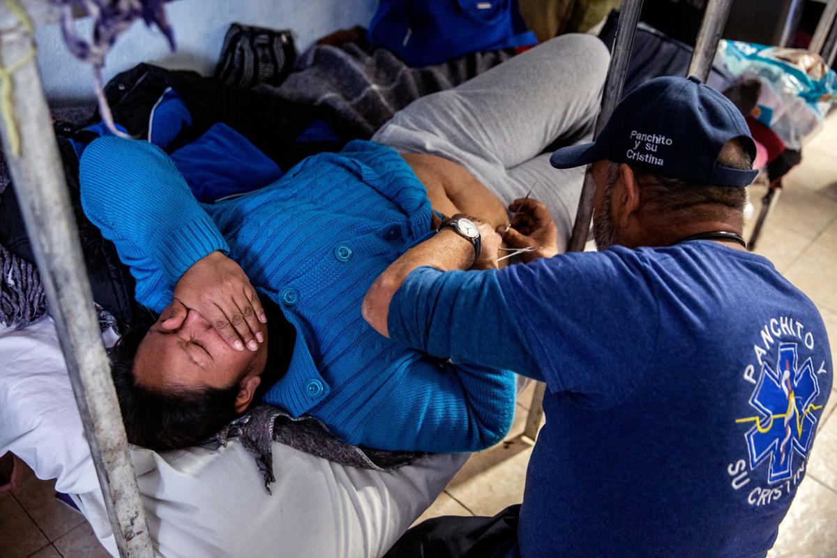 Voluntarios de Tucsón ayudan a migrantes en Nogales a bordar servilletas  para vender