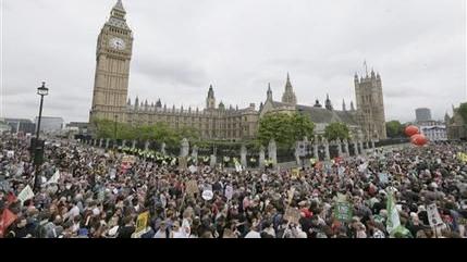 Miles protestan en Londres contra planes de austeridad