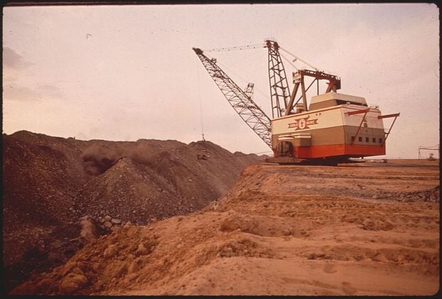 Strip mining with a dragline