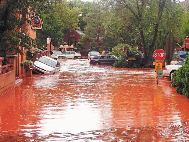 Flooding creates muddy mess in stylish Sedona shopping area  