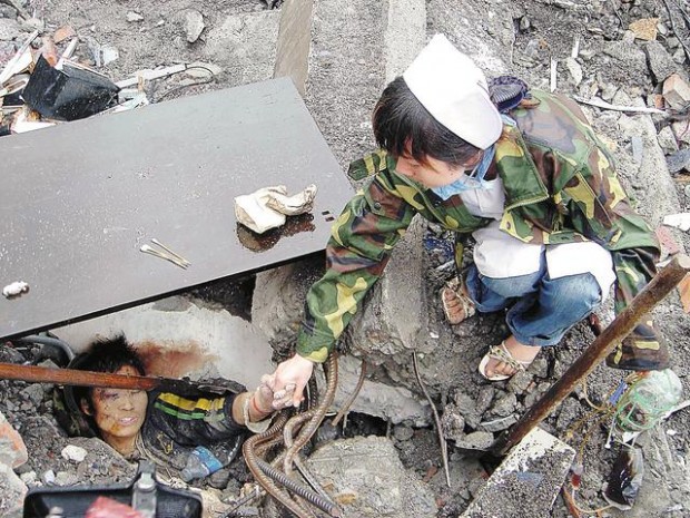 Photo: Quake's death toll tops 12,000 in China  