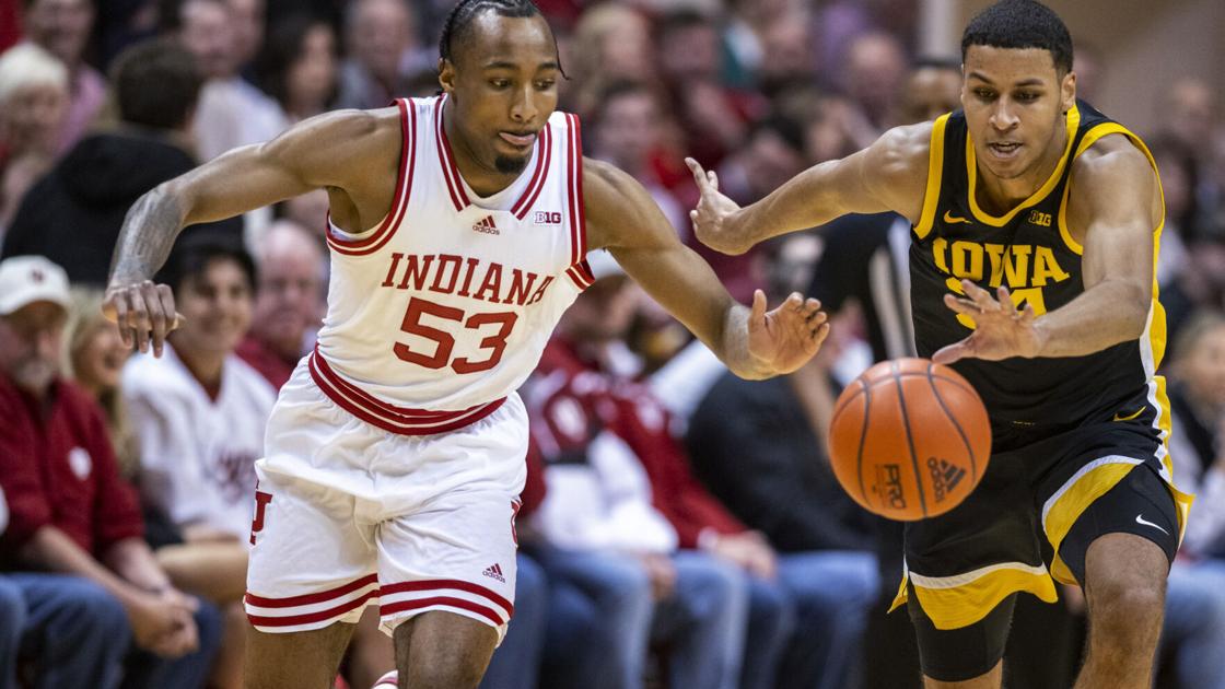 Murray scores 26 to lead Iowa past No. 15 Indiana 90-68