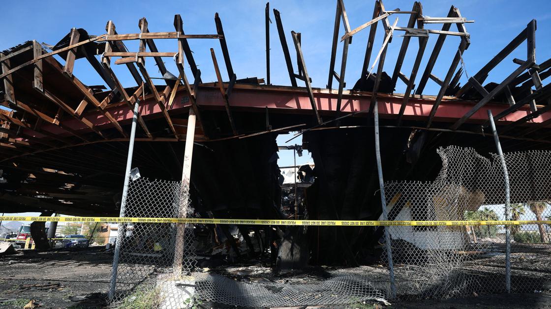 Un incendio arrasa un motel de Spanish Trail abandonado hace mucho tiempo durante la noche