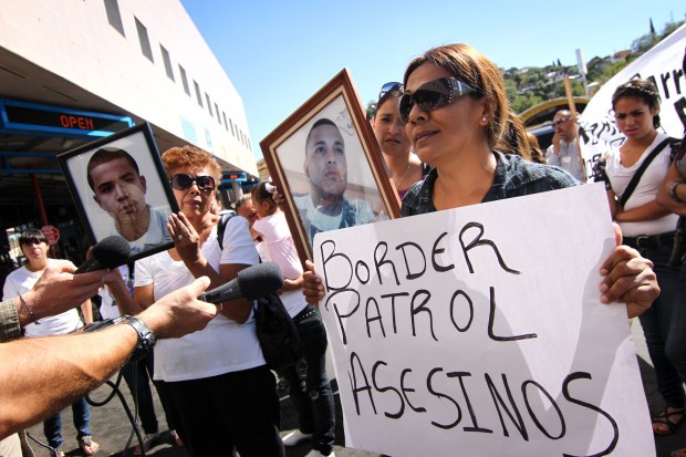 Family and friends protest shooting deaths in Nogales, Son.