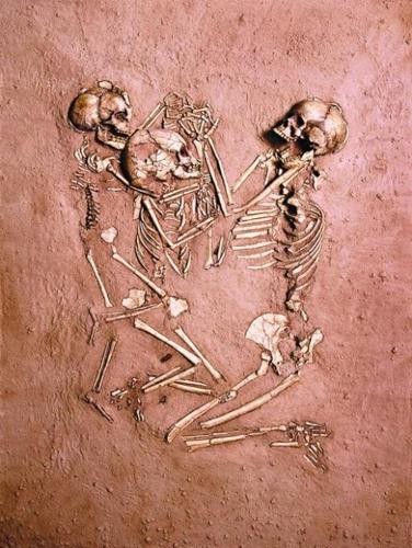 Discovery: Remains of woman, 2 kids, posed 5,000 years ago in a lush Sahara  