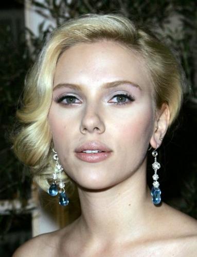 Scarlett Johansson and Ryan Reynolds engaged  