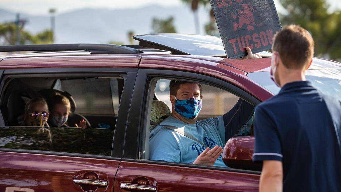 Tucson Roadrunners provide Thanksgiving meals to local families | Roadrunners