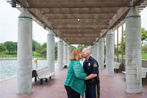 Omaha woman launches campaign to support police officers