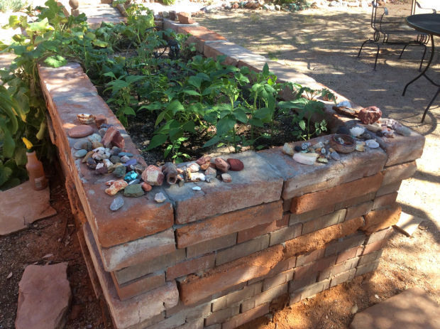 Raised garden bed