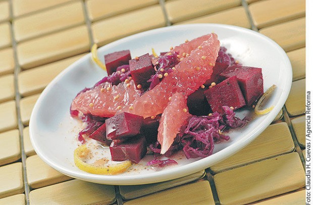Ensalada de betabel, col y cítricos  